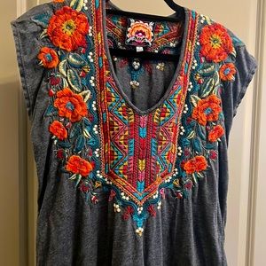 Johnny was Embroidered sleeveless v neck top size M